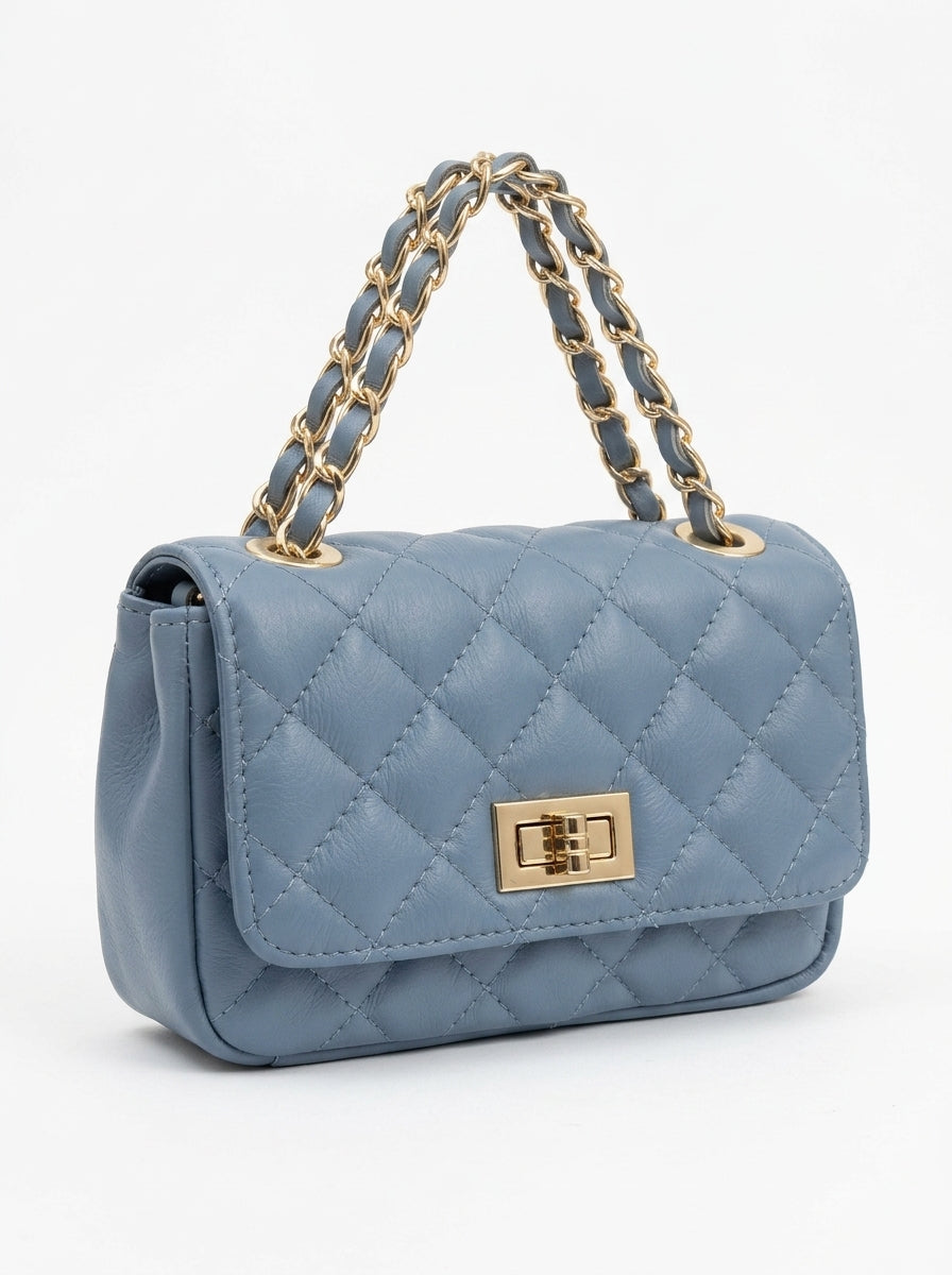 Geantă elegantă și compactă de culoare bleu pal, cu o textură matlasată voluminoasă