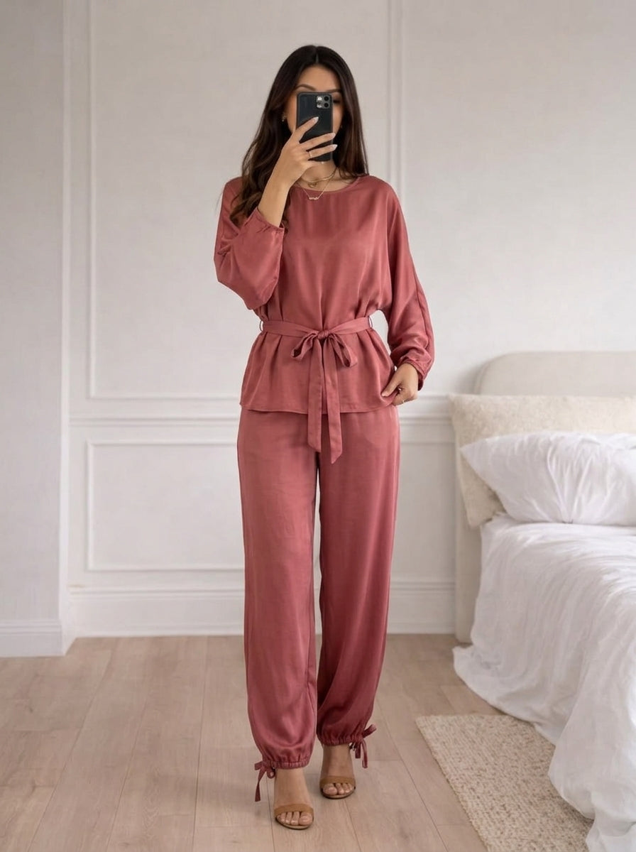 Costum ROSA SHOCK – Eleganță și stil impecabil