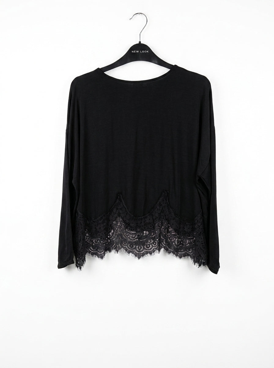 Italian blouse – Elegance with a lace accent