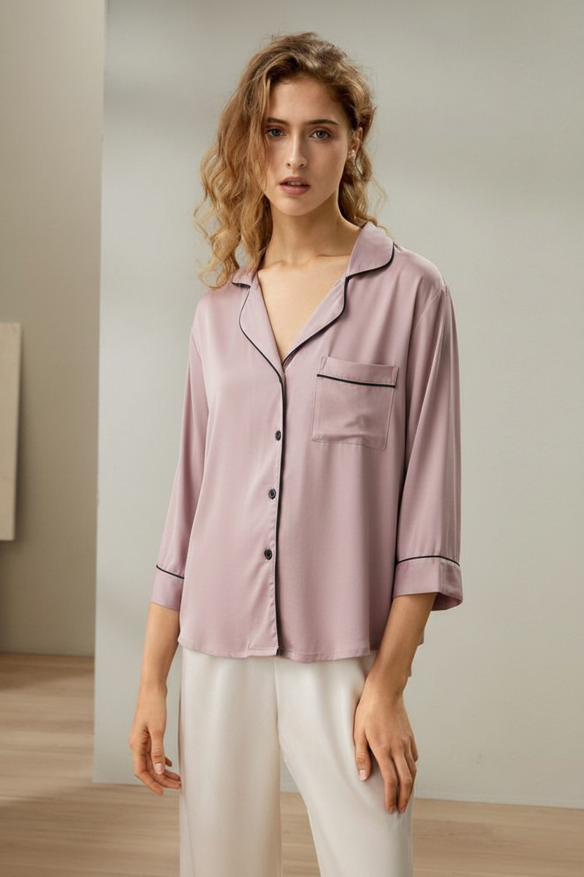 Модель в пижаме UGG лиловой
