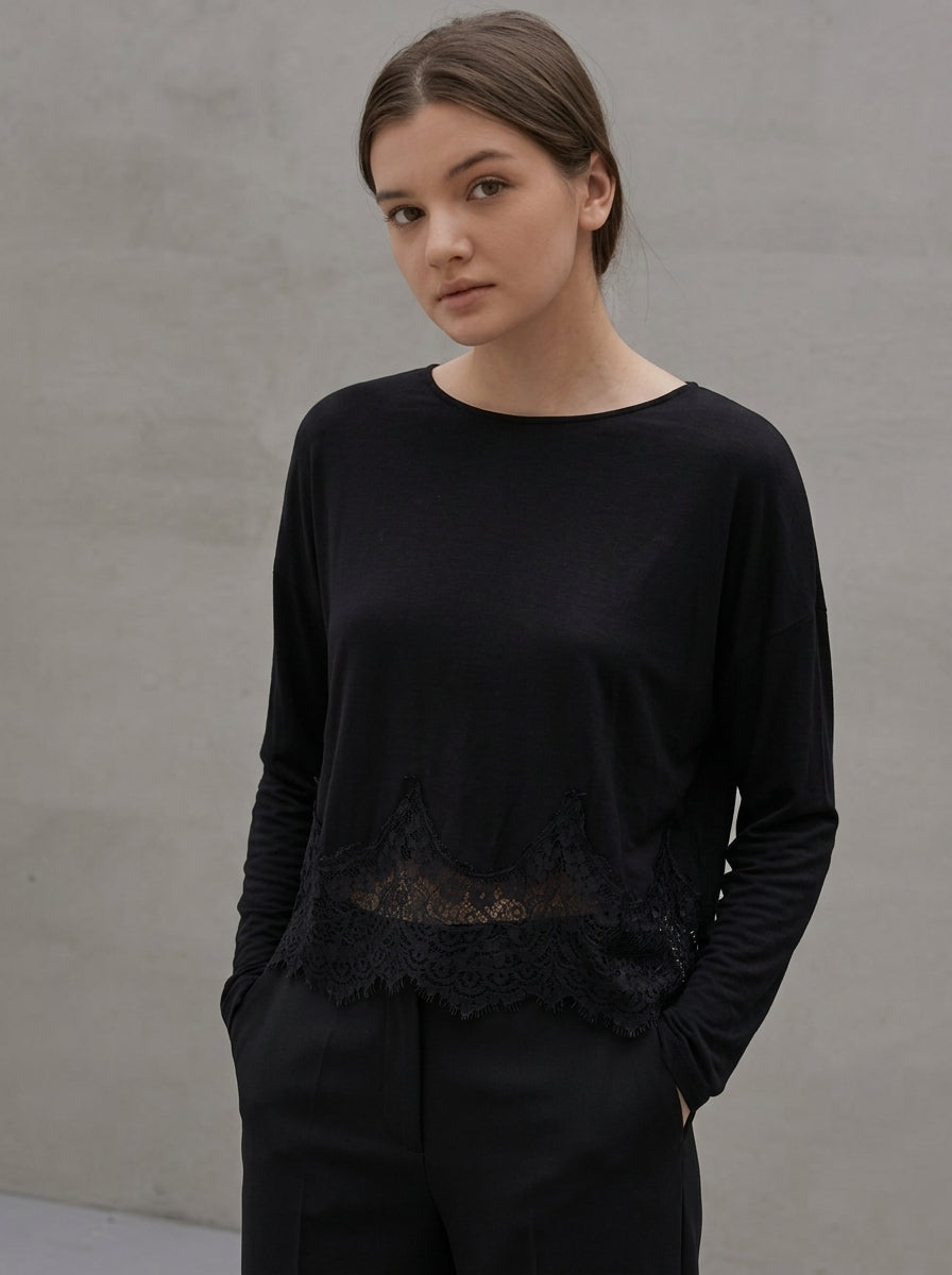 Italian blouse – Elegance with a lace accent